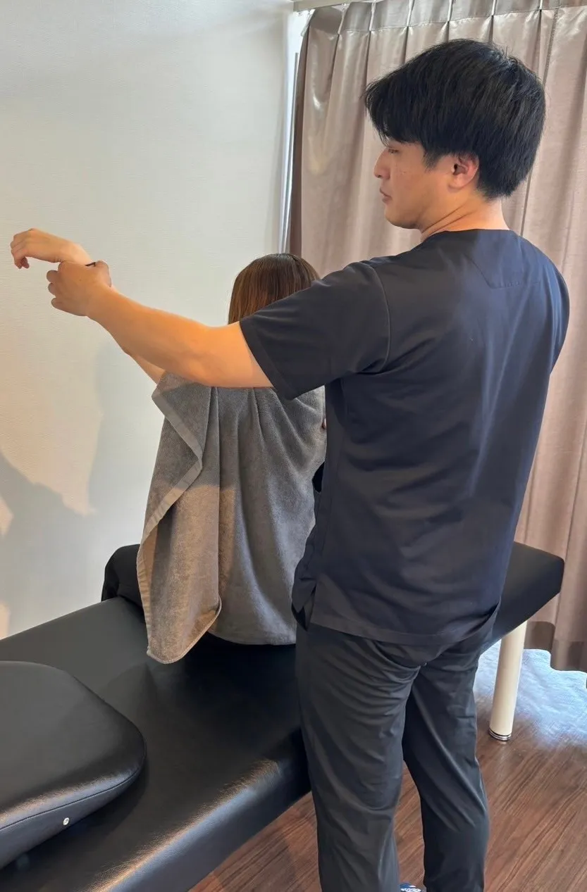 肩の動きを確認している様子
