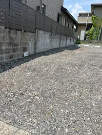院の裏にある専用駐車場